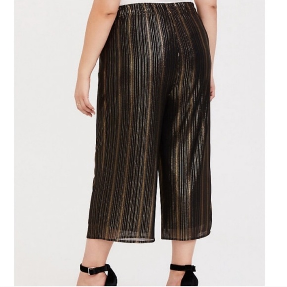 NWT Torrid shine black and metallic gold pull on wide leg crop capri pants - Picture 3 of 9